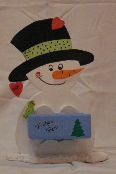 Kleiner Schneemann mit Kiste