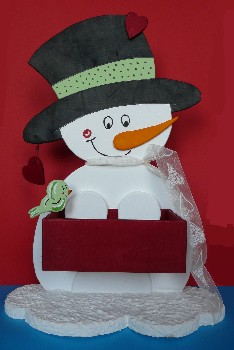 Gro&szlig;er Schneemann mit Kiste